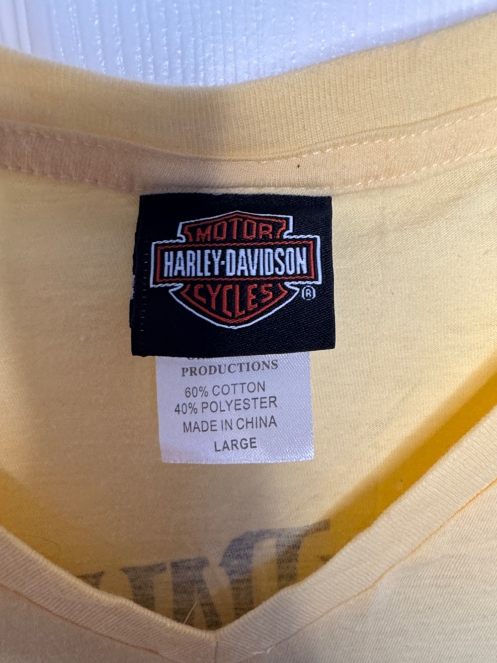 EUC Woman’s Harley-Davidson Yellow V-Neck Tee with Black Skull Graphic - Picture 5 of 6